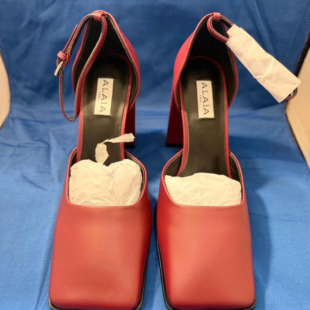 ALAIA
Leather d'Orsay Square-Toe Pumps